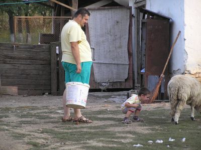 Hos våra värdar i Lunca Târnavei, familjen Bărbat. Här ser vi den ortodoxe prästen Bărbat med son. En dag lämnade vi byn för att besöka den närbelägna staden Alba Iulia, "Rumäniens symboliska huvudstad".